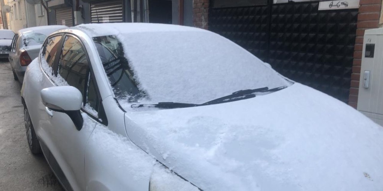 Eskişehir'de araçlar karla kaplandı