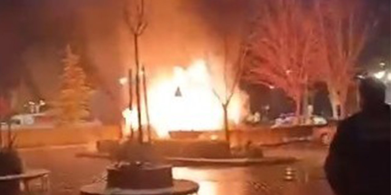 Eskişehir'de 2 otomobil alevlere teslim oldu!