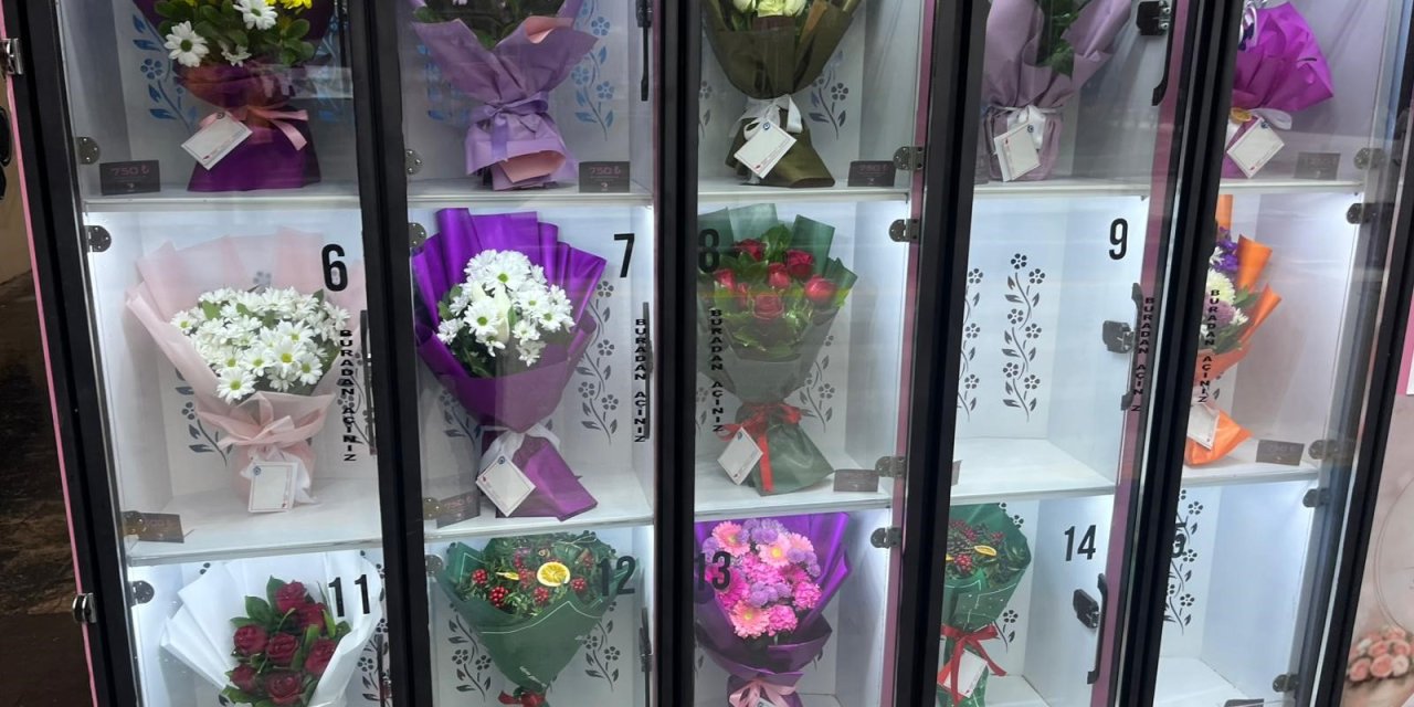 Kampüste otomat içindeki çiçekleri görenler bir kez daha bakıyor