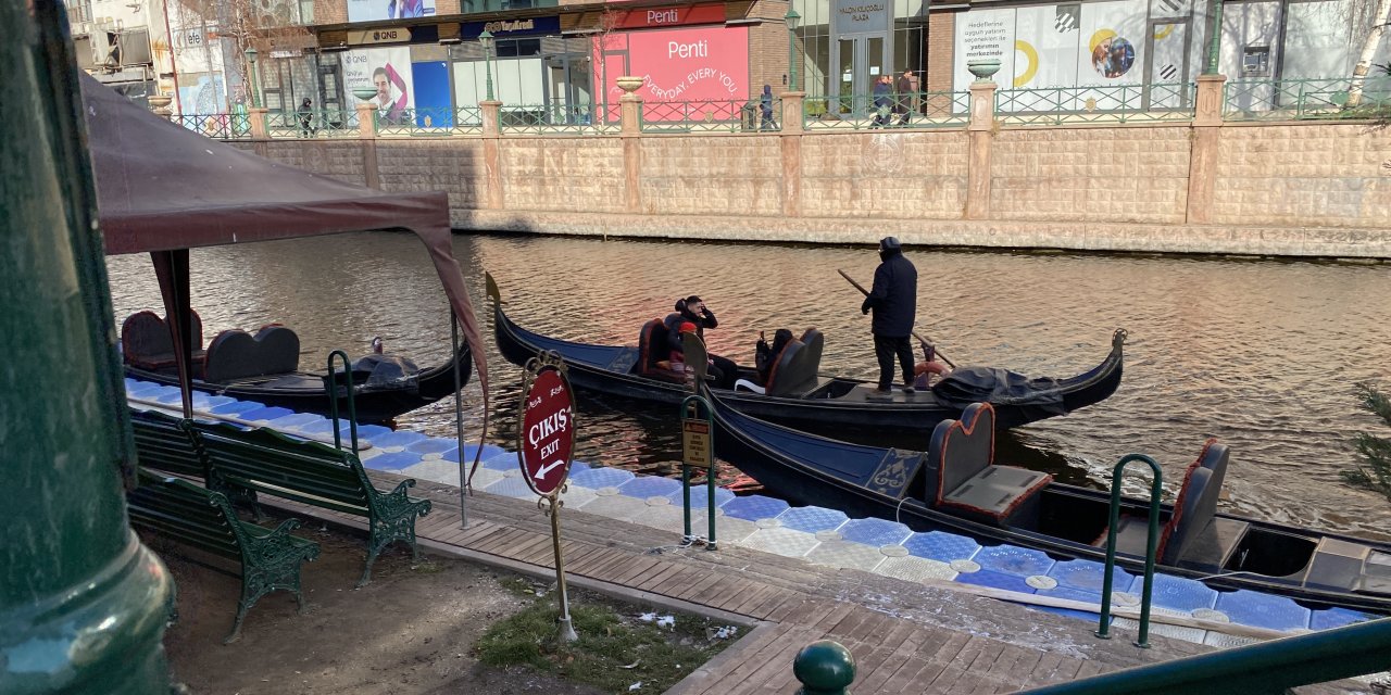Eskişehir'de kar yağışına rağmen gondol seferleri devam ediyor