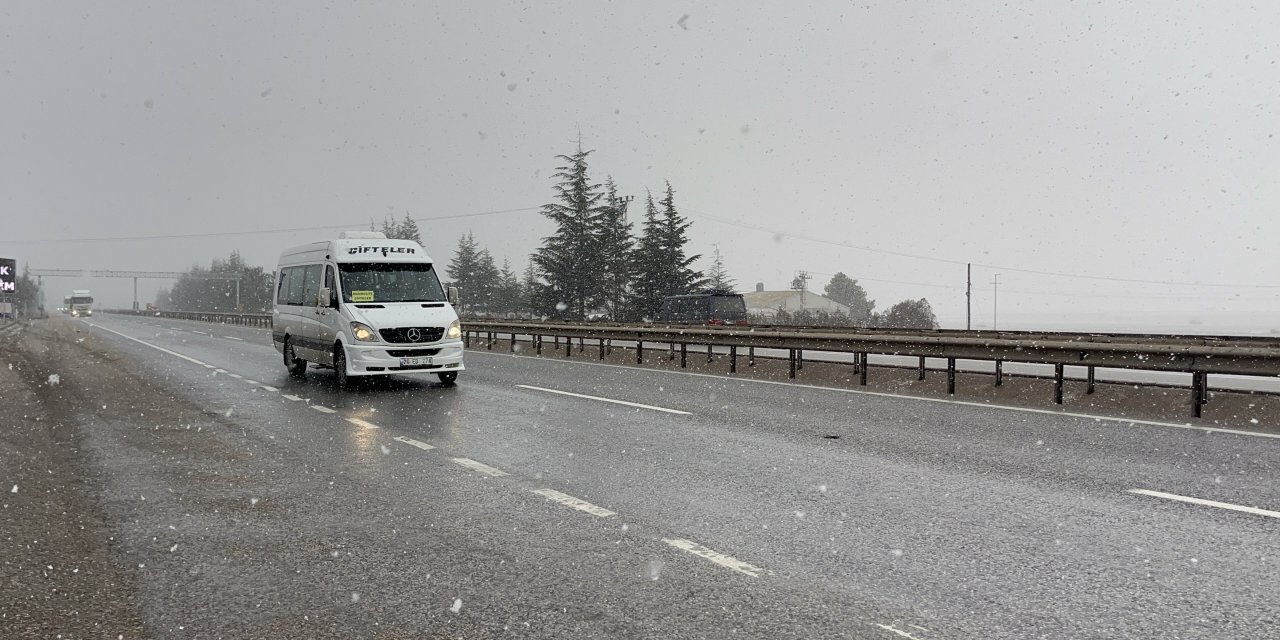 Eskişehir'de aniden bastıran yoğun tipi trafiği olumsuz etkiledi