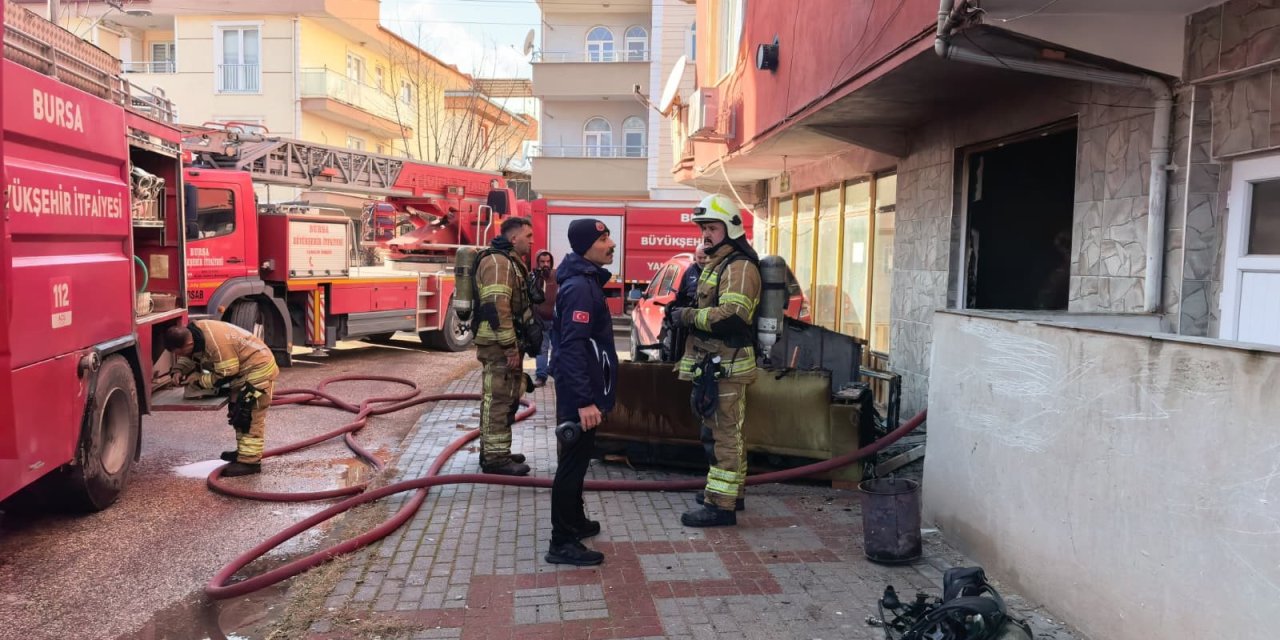 Apartman dairesini alevler sardı!