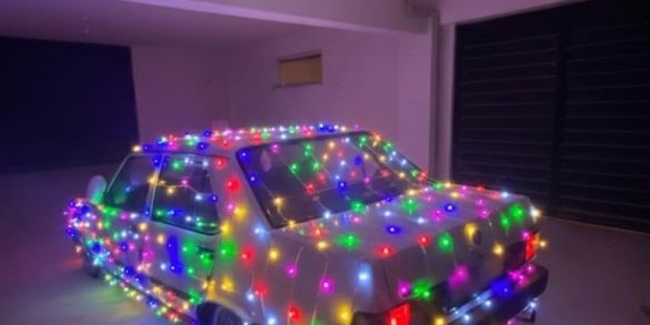 Eskişehir'de yılbaşı için süslenen otomobil dikkat çekiyor