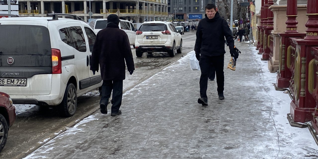 Eskişehir buz pistine döndü: Vatandaşlar zor anlar yaşadı