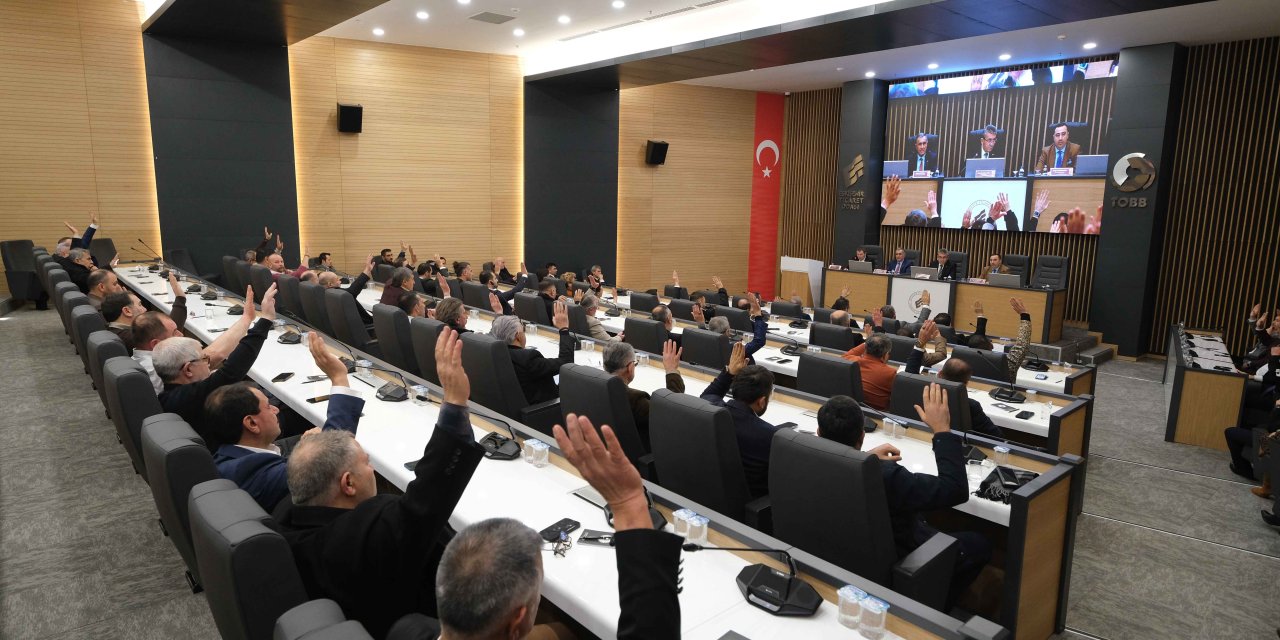 "Tüccar ve sanayiciler ekonomideki risklere dikkat etmeli"