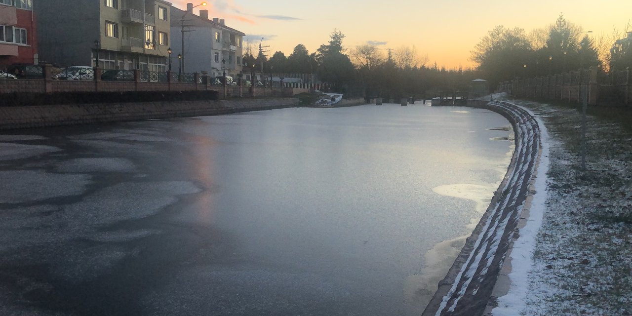 Porsuk Çayı buz tuttu!