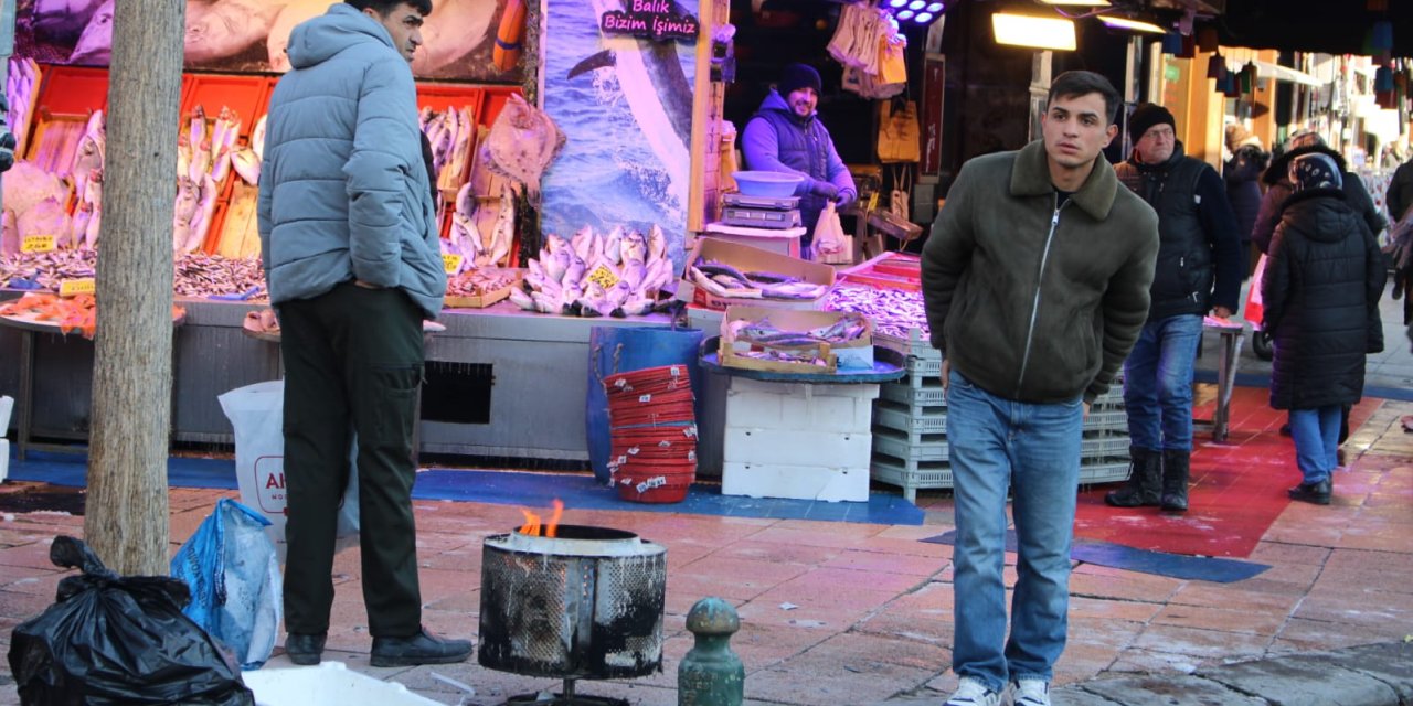 Balıkçılar ateş yakarak soğukla mücadele etti