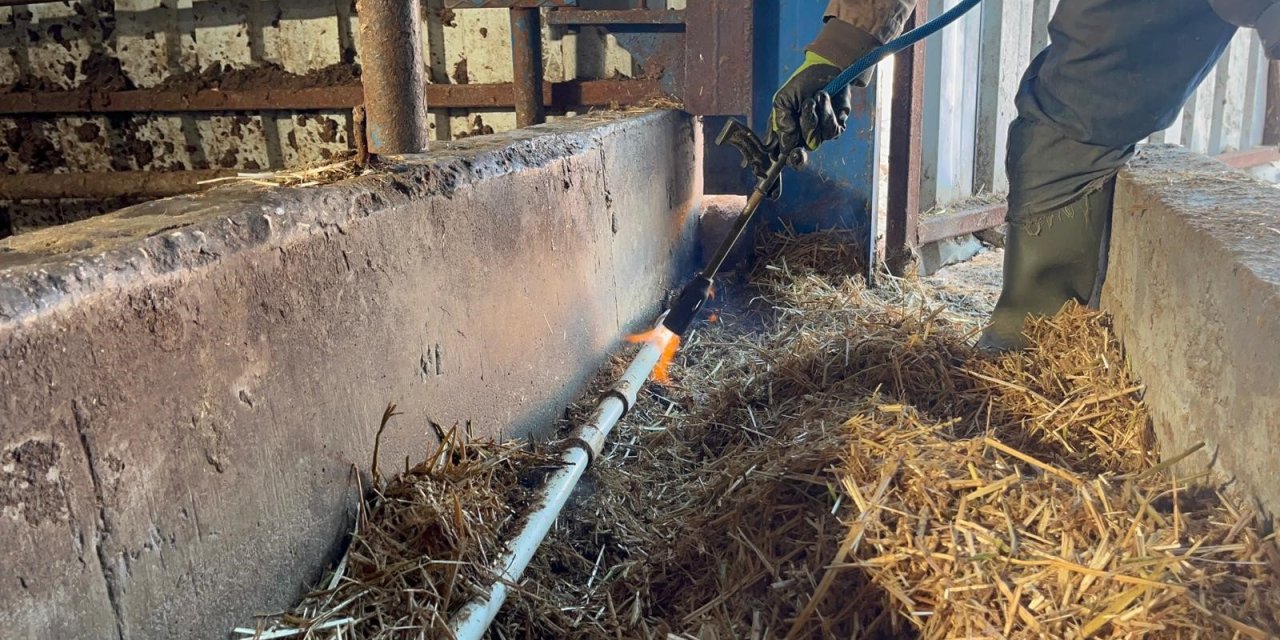 Eskişehir’de çiftçiler donan çeşmeleri ısıtmaya çalışıyor