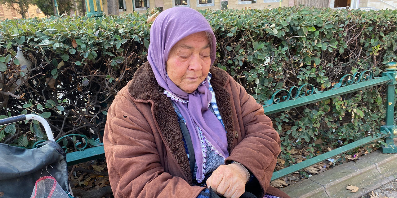 Yaşlı kadın hastalıklarına rağmen kuş yemi satarak hayatını sürdürüyor