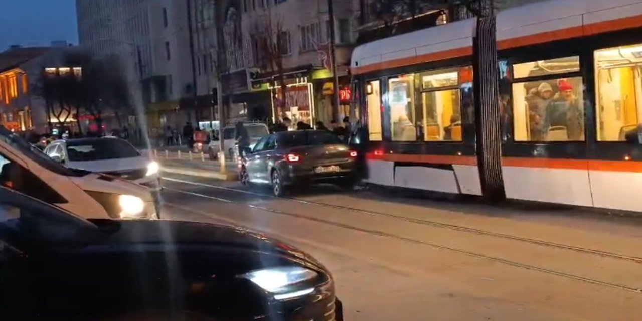 Eskişehir'de otomobil tramvayla çarpıştı!