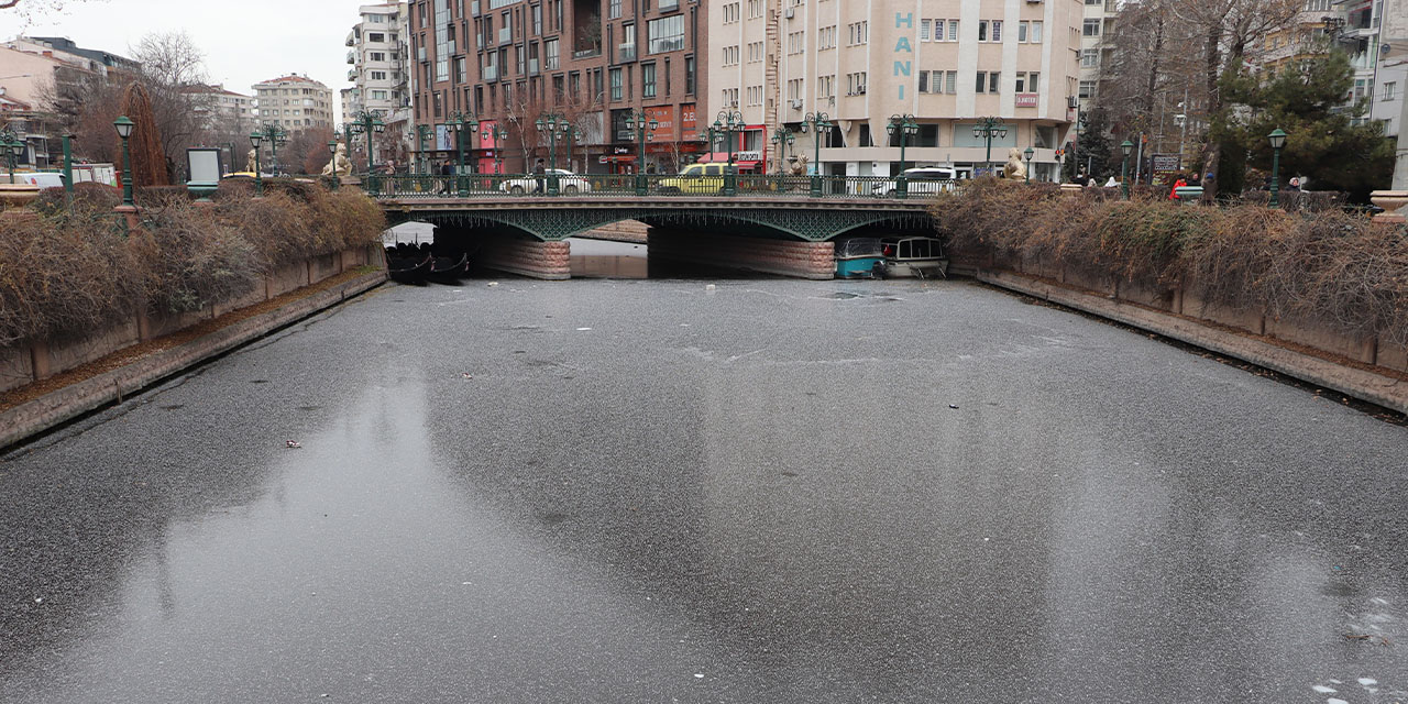 Porsuk Çayı buz tuttu