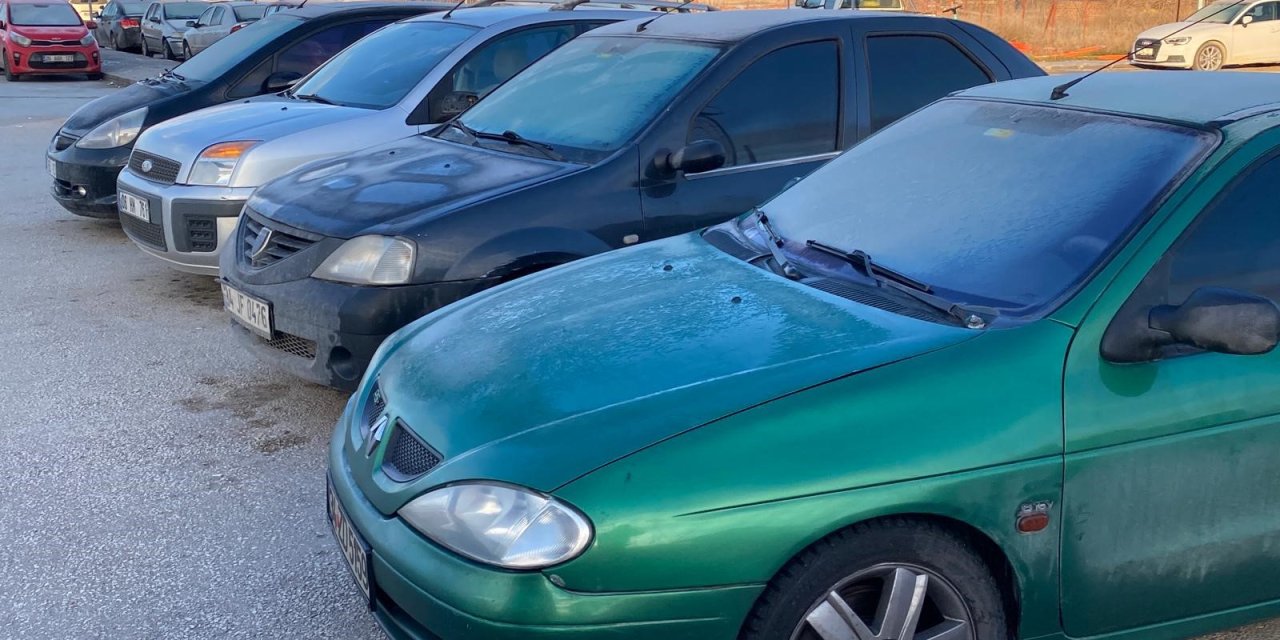 Eskişehir'de park halindeki otomobiller buzla kaplandı