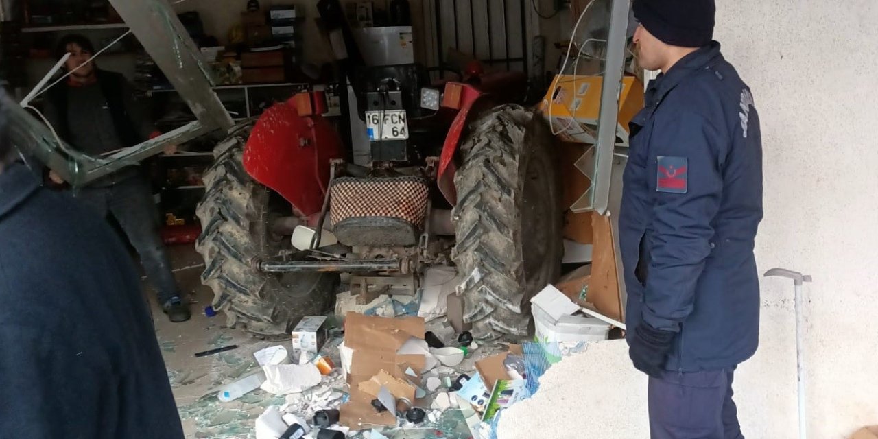 Traktör iş yerine daldı!