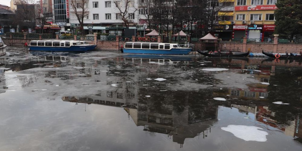 Donan Porsuk Çayı'nın buzu erimeye başladı