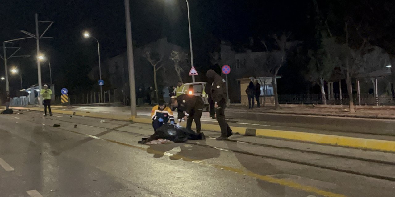 Eskişehir'de otomobil tramvaydan inen yayalara çarptı: 3 ölü!