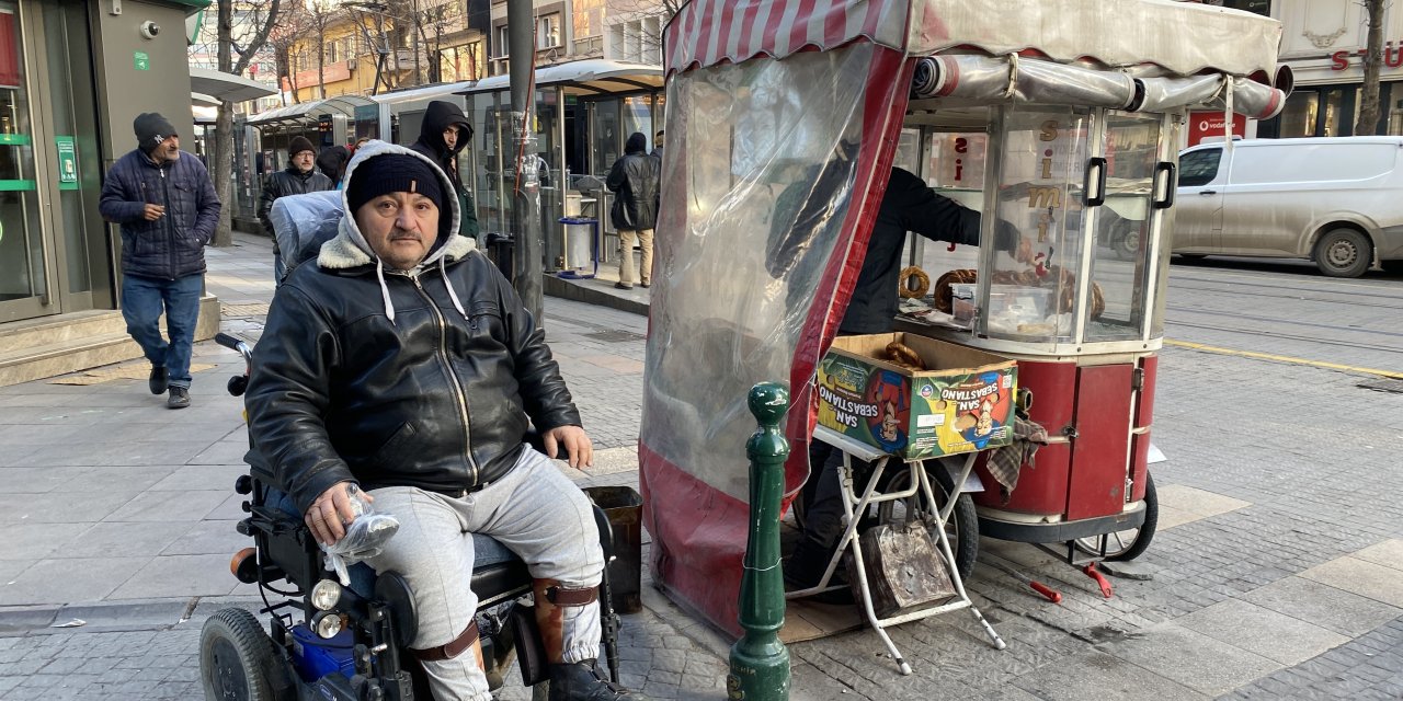 Soğuk havada geçimini sağlamaya çalışıyor