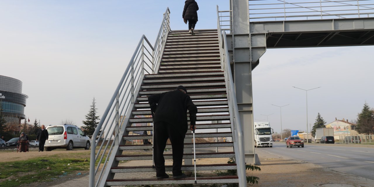 Eskişehir'de vatandaşlar o üst geçitten şikayetçi