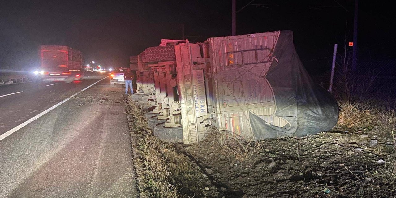 Eskişehir'e seyir halindeki tır devrildi!