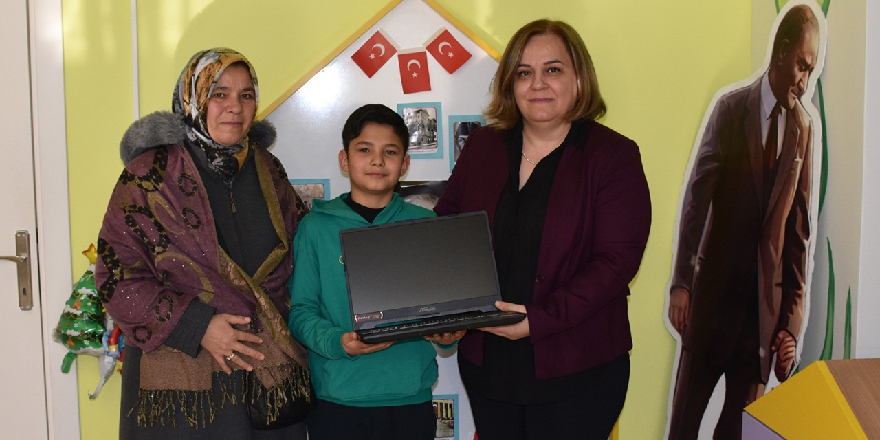 Kanseri yenen küçük çocuğun çifte mutluluğu