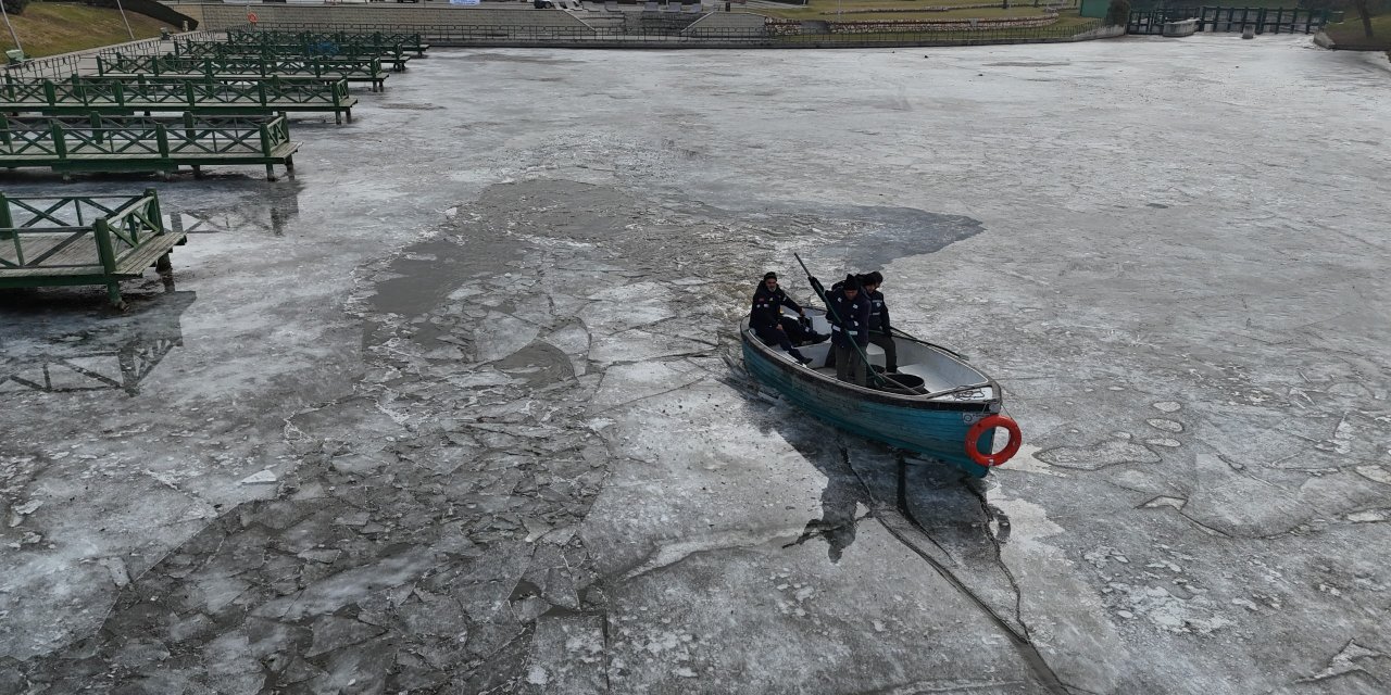 Eskişehir'den film sahnesi gibi görüntü: Buzla kaplandı!