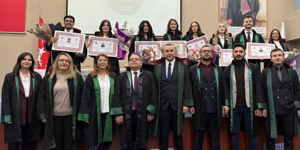 Eskişehir'de avukatlar cübbelerini giydi