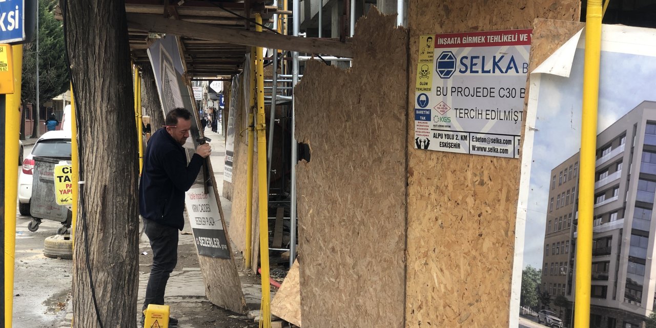 Eskişehir'de fırtına hayatı felç etti!