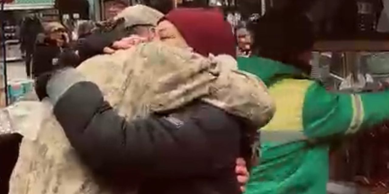 Vatani görevini tamamlayıp annesine duygusal sürpriz yaptı