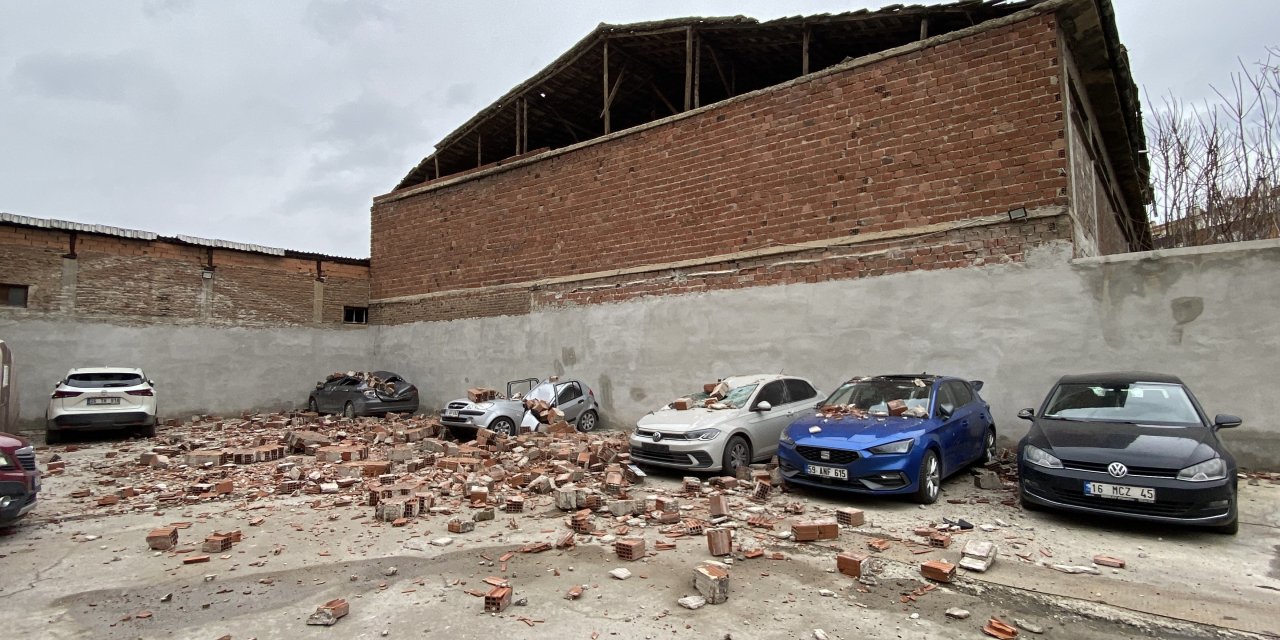 Fırtına duvarı uçurdu: Eskişehir’de 6 araç hurdaya döndü