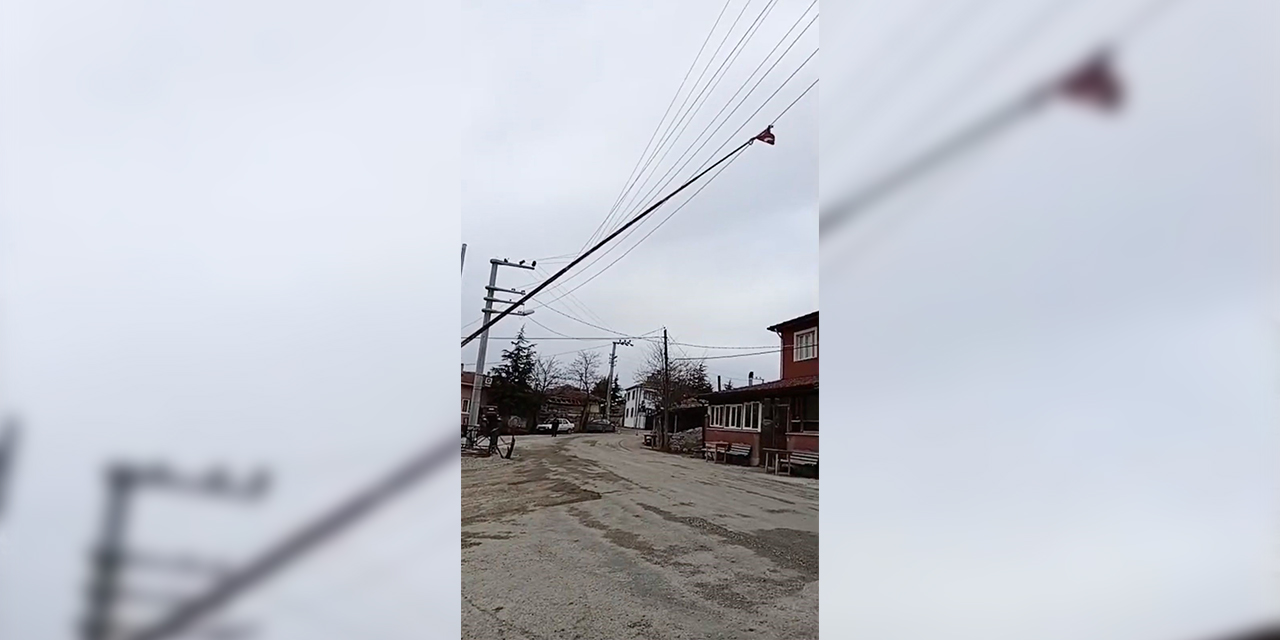 Eskişehir'de dev bayrak direği devrildi