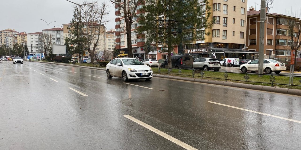 Eskişehir’de kuvvetli fırtına yerini sağanak yağışa bıraktı