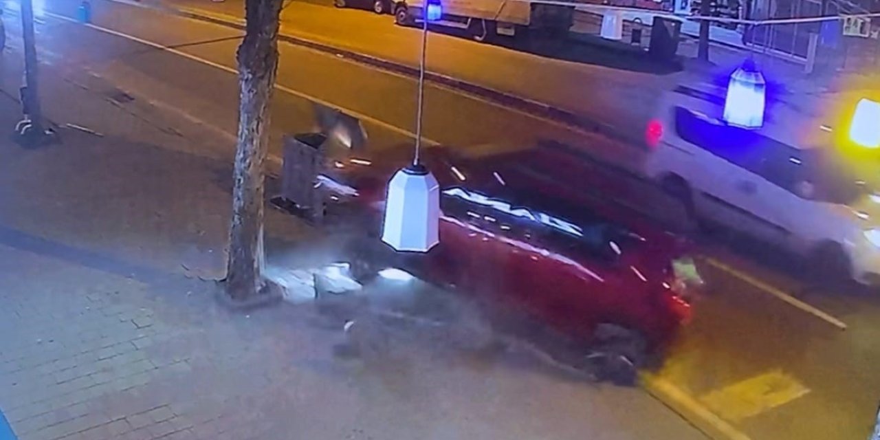 Kontrolden çıkan otomobil 2 kişiyi yaraladı