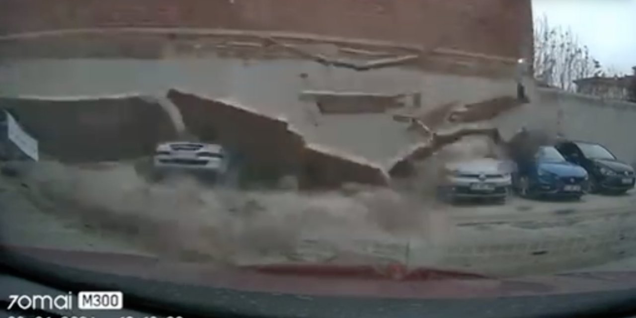 Eskişehir’de 6 aracı hurdaya çeviren duvarın yıkılma anı şok etti!