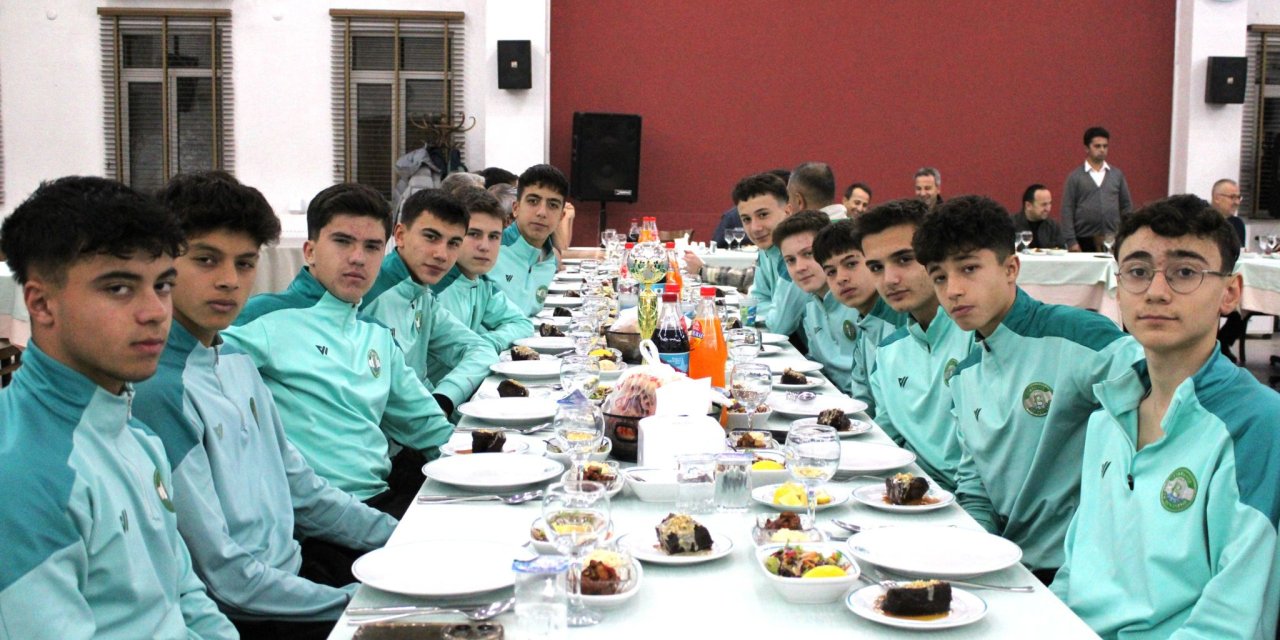 Gurur gecesinde buluştular