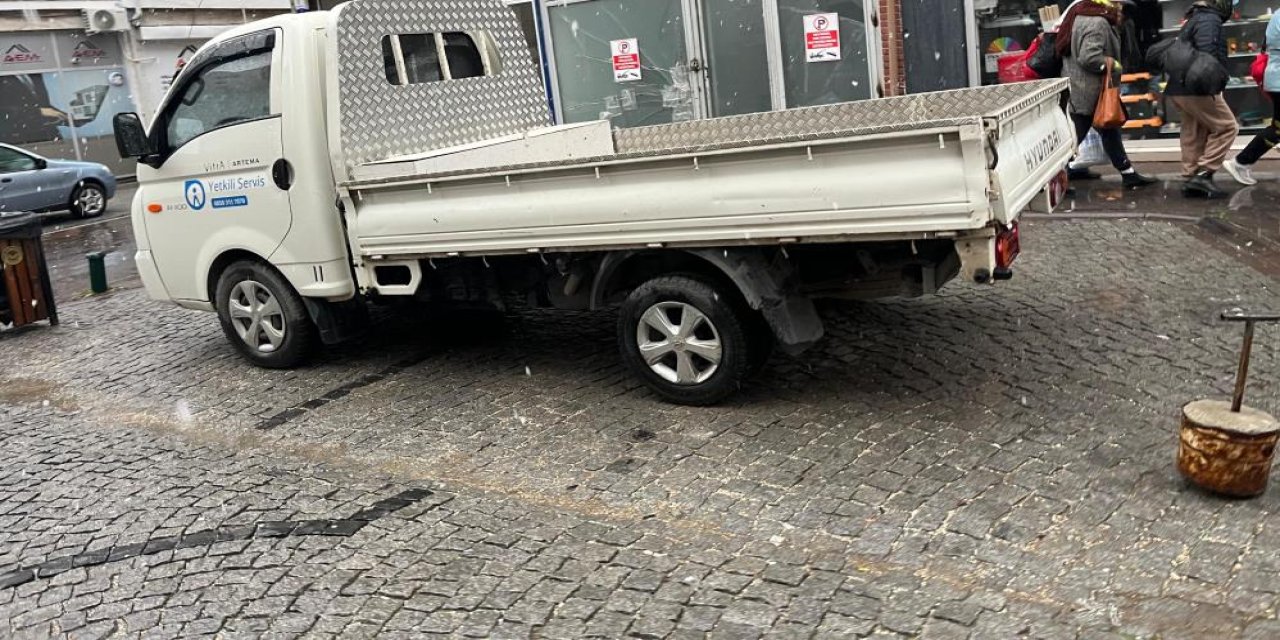 Eskişehir'de üç araçlık yere tek başına park etti