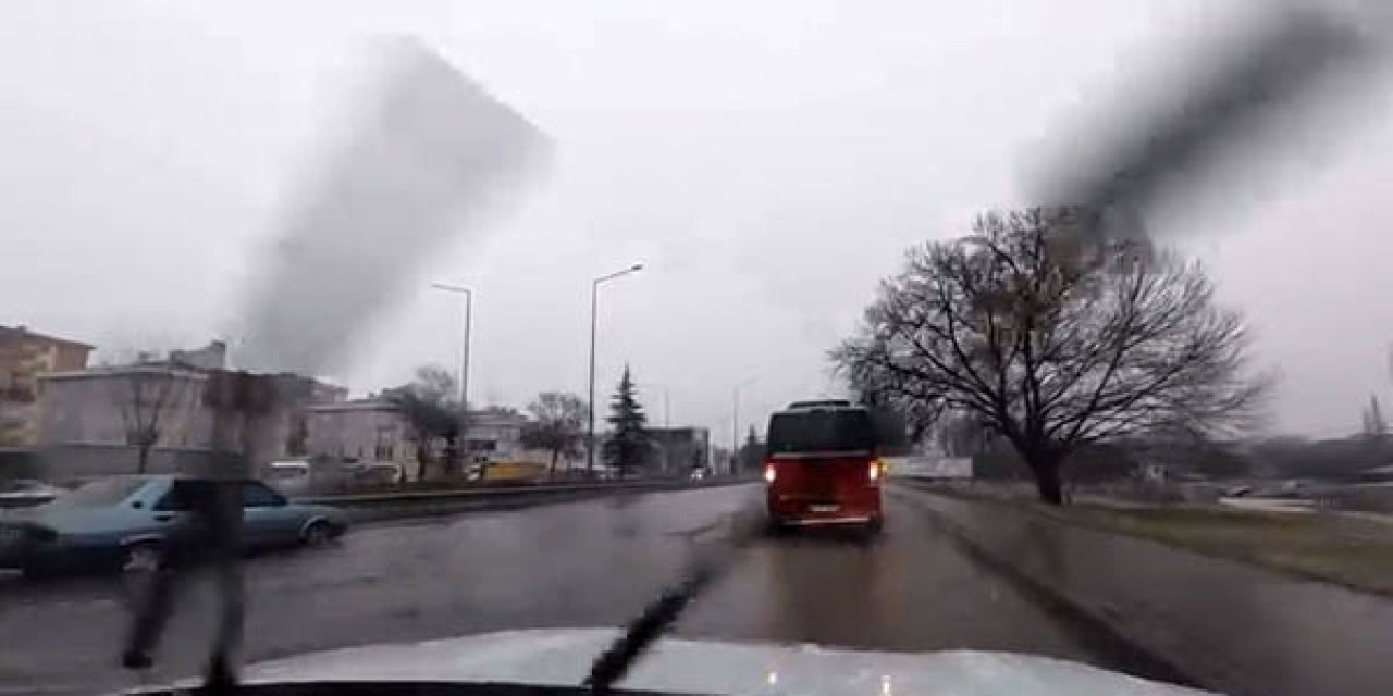 Yağış sonrası çevre yolu 'göle' döndü, bazı araçlar yolda kaldı