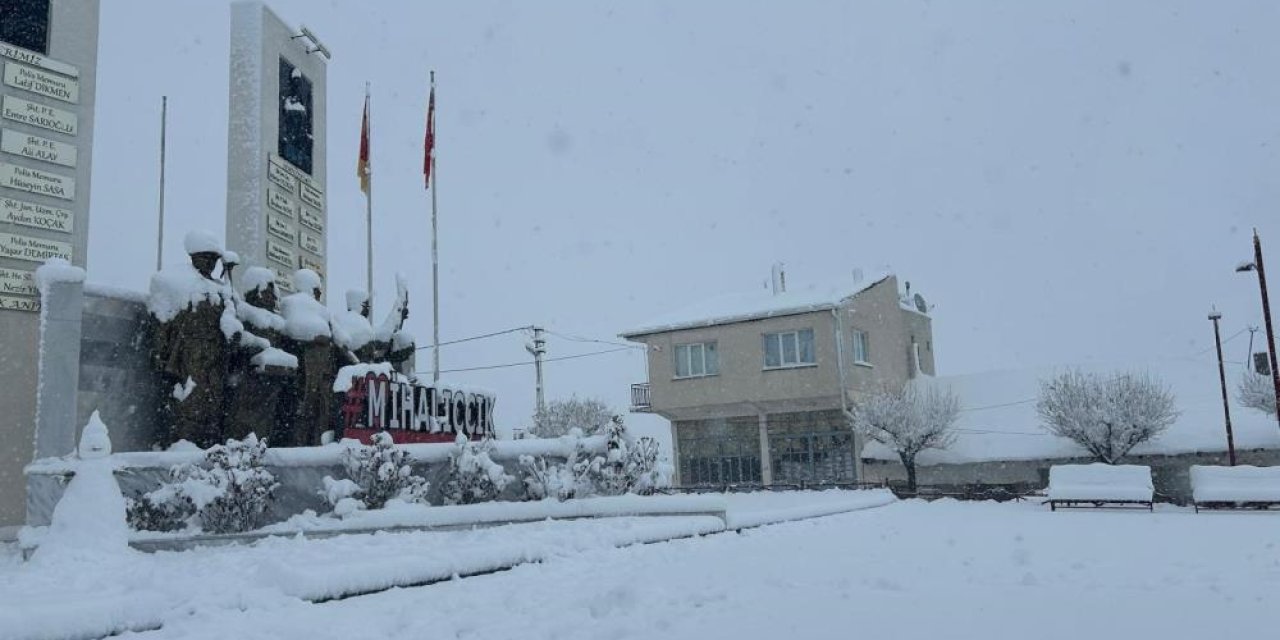 Eskişehir'de kar kalınlığı 25 santimetreyi geçti, yollar kapandı