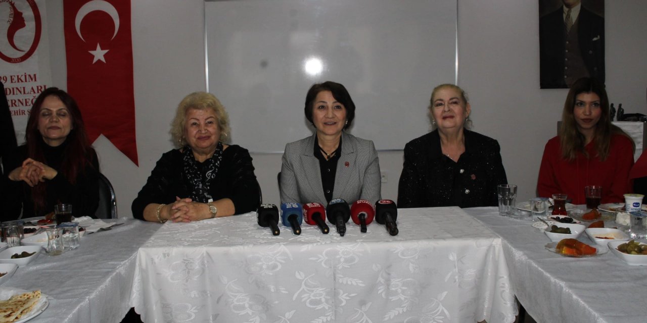 Gazetecilere ithaf edilen tiyatro oyunu