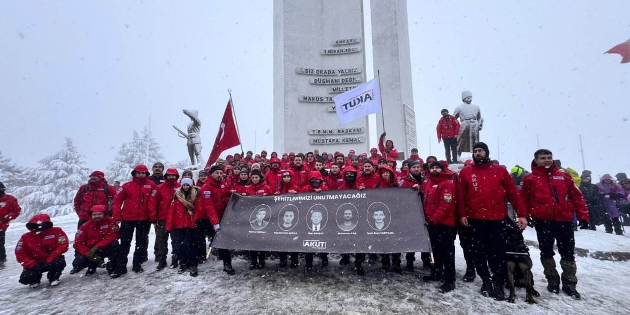 Kar altında şehitleri anma yürüyüşü