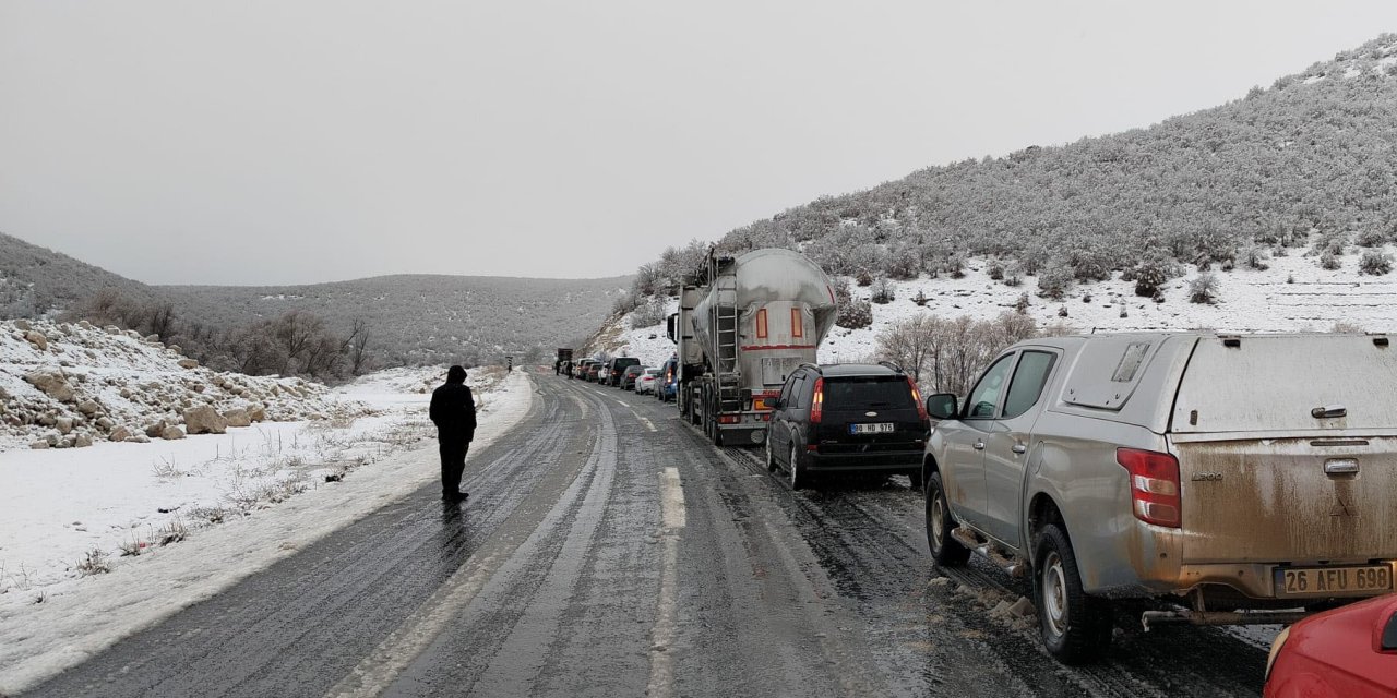 Trafik kilitlendi uzun araç kuyruğu oluştu
