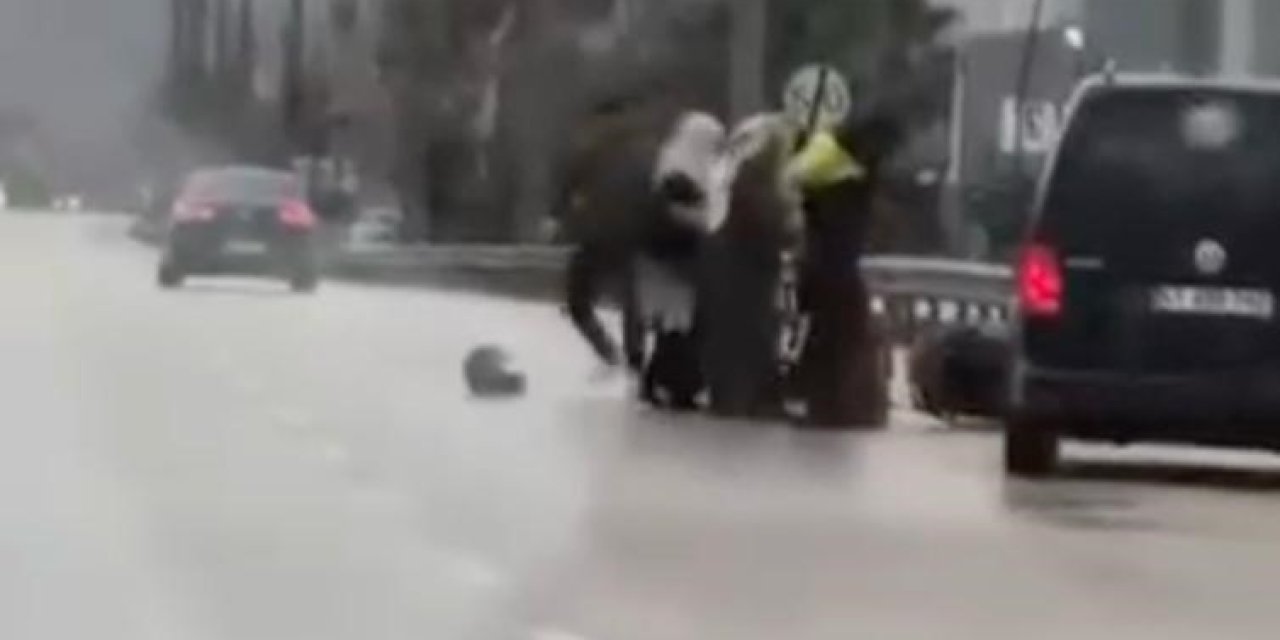 Kadınlar ayırmaya çalıştı, küçük çocuk kavgayı şaşkınlıkla izledi