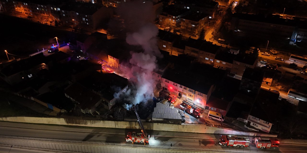 Eskişehir'de ahşap deposunda korkutan yangın