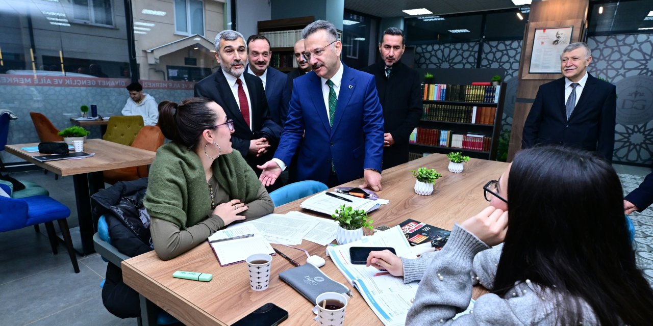 Vali Aksoy Diyanet Aile ve Gençlik Merkezi'ni ziyaret etti