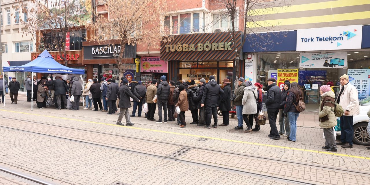 Odunpazarı'nda Miraç Kandili için helva dağıtıldı