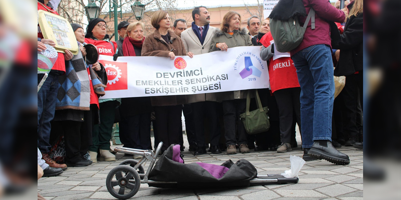 Eskişehir'de geçinemeyen emekliler boş pazar çantası fırlattı