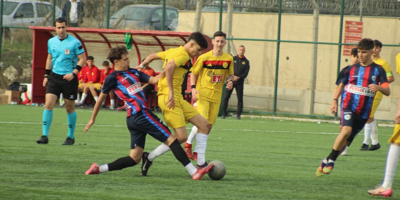 Eskişehirspor altyapısı zirve takibinde