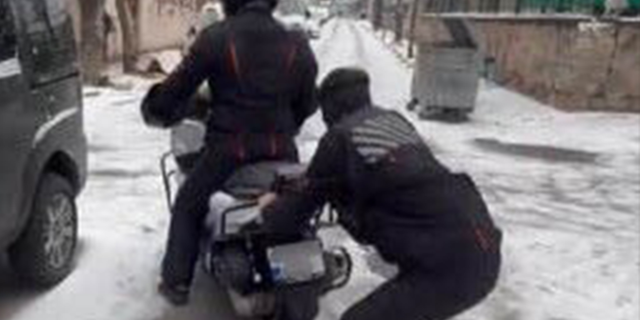 Motosikletin arkasına tutunup kayan kurye sosyal medyada ilgi gördü