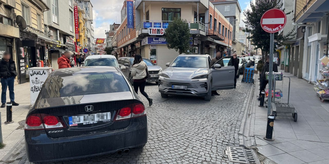 Eskişehir’de hatalı park trafiği felç etti