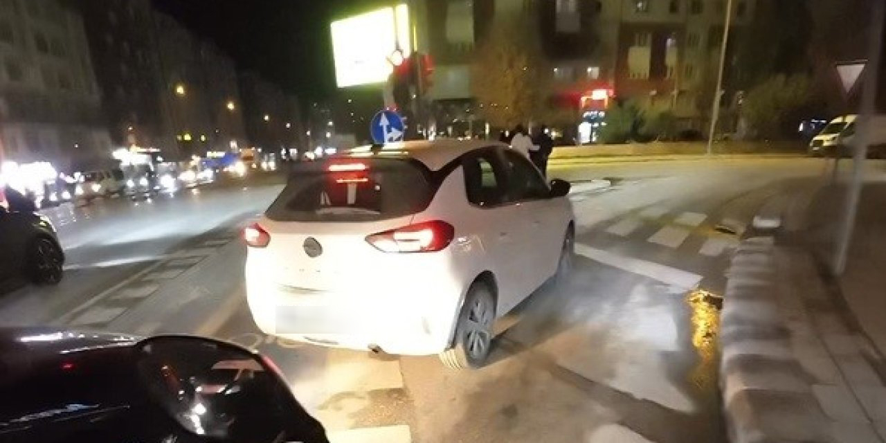 Eskişehir’de yanlış ışıkta bekleyen sürücü trafiği kilitledi