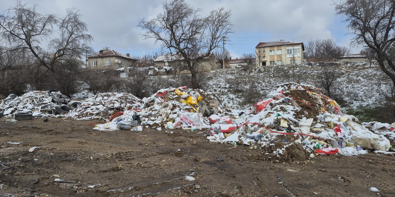 Eskişehir'de boş arazideki atıklar tepki çekiyor