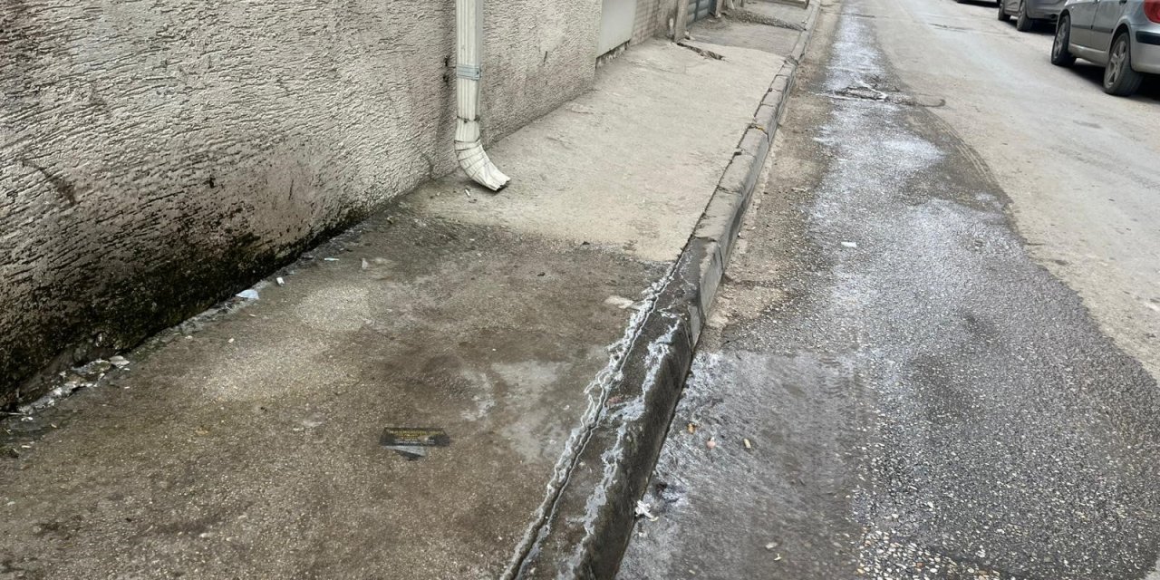 Eskişehir'de sızan su kaldırımı buz pistine çevirdi